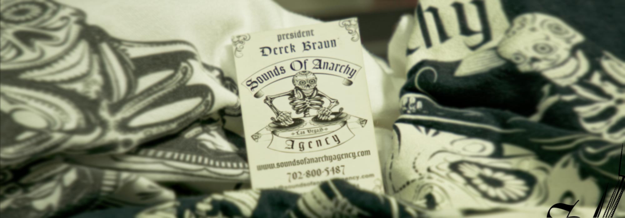 DJ tehno EDM music turntable sugar scull skeleton logo